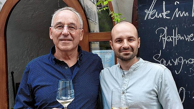 Andreas (links) und Lukas Fritz: Die Weinstube mit Weinhandel in der Konstanzer Niederburg bleibt im Besitz der Familie Fritz – in der ...