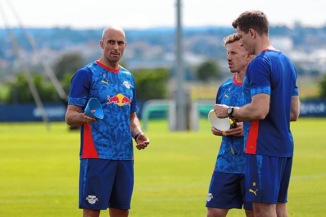 Ständig im Austausch: Ruwen Faller (links) unterhält sich während des Trainings mit Athletiktrainer und Sportwissenschaftler Patrick ...