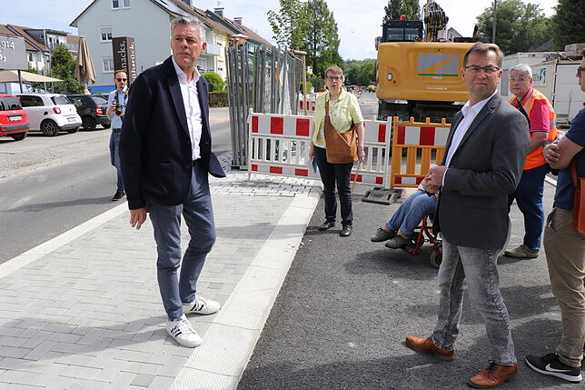 Kritischer Blick auf die Tiefbauarbeiten in der Konstanzer Straße (von links): Uwe Negrassuss, Jutta Pagel-Steidl und ...