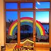 Die Kinder von Sandra Henning haben einen großen Regenbogen an die Scheibe zuhause gemalt.