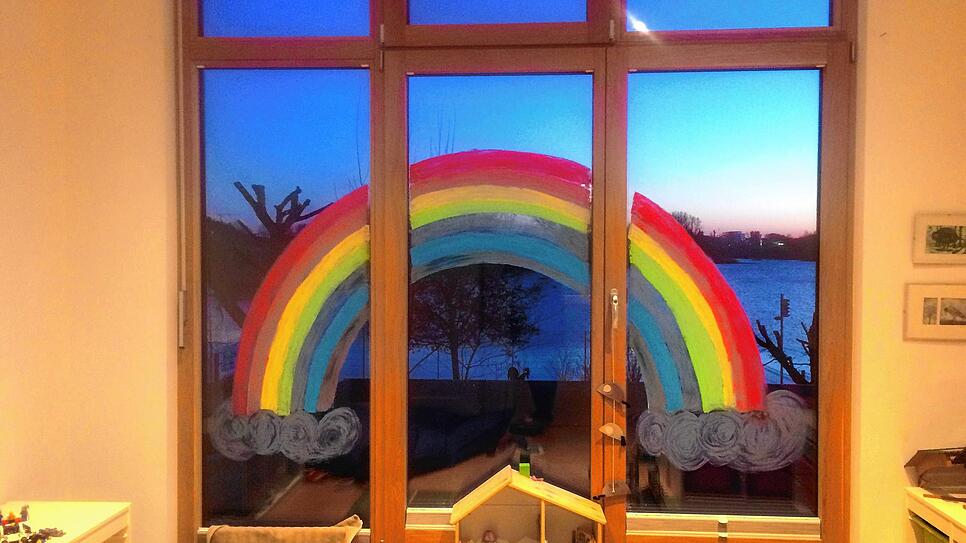 Die Kinder von Sandra Henning haben einen großen Regenbogen an die Scheibe zuhause gemalt.