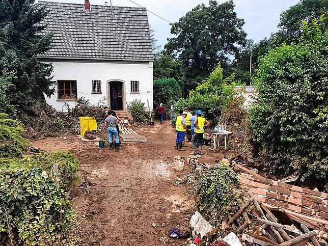 Rettungskräfte aus dem Landkreis Sigmaringen halfen den Flutopfern im Landkreis Ahrweiler stundenlang ihre Häuser und Grünstücke zu räumen.