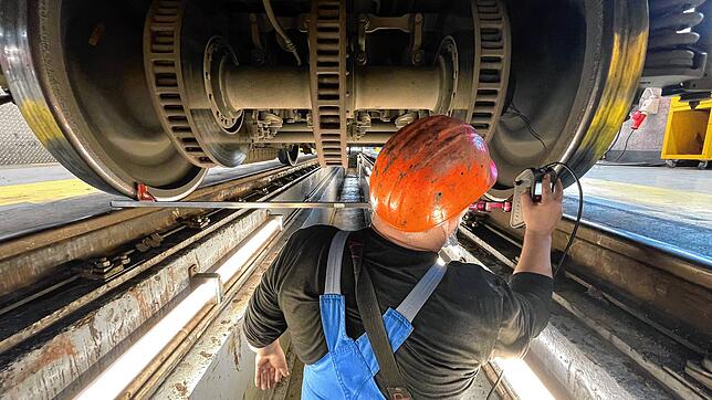 Zu Gast in der Bahn-Werkstatt der DB Regio in Freiburg. Dort werden auch die Züge der Schwarzwaldbahn überprüft und gewartet. Martin ...