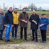Die Agri-Photovoltaikanlage des Bürgervereins Beuren an der Aach kommt auf das Feld, vor dem (von links) Axel Blüthgen (Leiter der ...