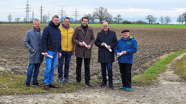 Die Agri-Photovoltaikanlage des Bürgervereins Beuren an der Aach kommt auf das Feld, vor dem (von links) Axel Blüthgen (Leiter der ...
