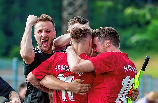 Freude: Mit einem „für die Kreisliga B überqualifizierten Kader“, so Leon Gäng (links), schaffte der FC Dachsberg in der Saison 2022/23 ...