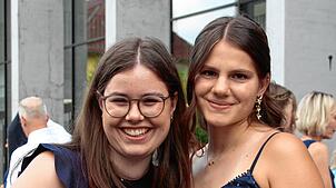 Lilly Martin (links) und Nora Gerstner haben ihr Abitur in der Tasche. Sie und andere Schülerinnen und Schüler des Hochrhein-Gymnasiums ...