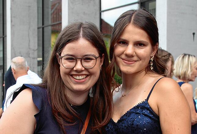 Lilly Martin (links) und Nora Gerstner haben ihr Abitur in der Tasche. Sie und andere Schülerinnen und Schüler des Hochrhein-Gymnasiums ...