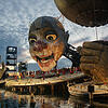 Das neue Bühnenbild der Bregenzer Festspiele zeigt einen großen Clownskopf und zwei Hände. Alles kann sich bewegen.