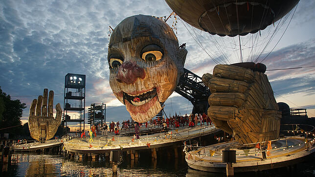 Das neue Bühnenbild der Bregenzer Festspiele zeigt einen großen Clownskopf und zwei Hände. Alles kann sich bewegen.