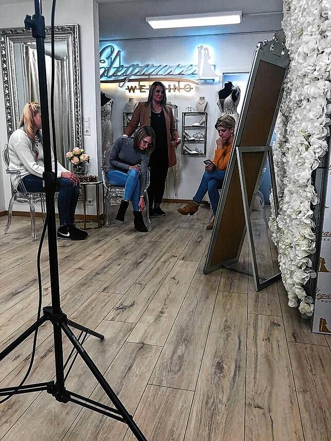 Alles wird beim Dreh mit der Videokamera festgehalten. Links im Bild TV-Braut Megan Grochowski, rechts daneben Suzanna Yapicioglu.