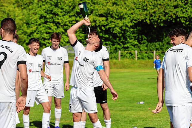 Bild 12: Enttäuschte Radolfzeller, jubelnde Villinger: Die besten Bilder vom Showdown in der Verbandsliga