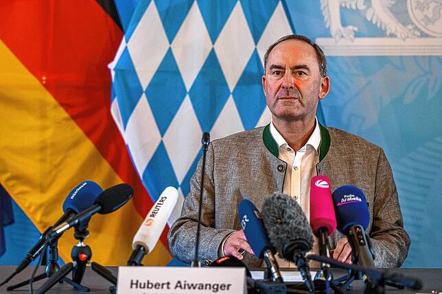 Der Druck auf Hubert Aiwanger wächst.