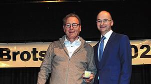 Für drei Ratsperioden im Fischbacher Ortschaftsrat wird Martin Eitzert mit der Verdienstmedaille ausgezeichnet. Bild: Jerger