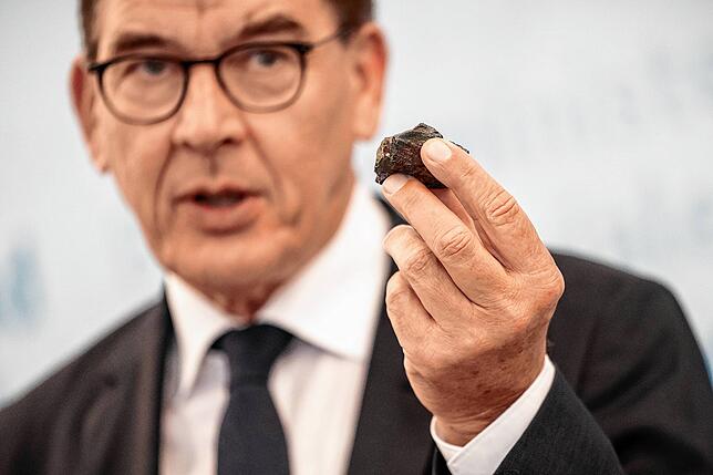 Gerd Müller (CSU), Bundesminister für wirtschaftliche Zusammenarbeit und Entwicklung, zeigt ein Stück Kobalt auf der Pressekonferenz. ...