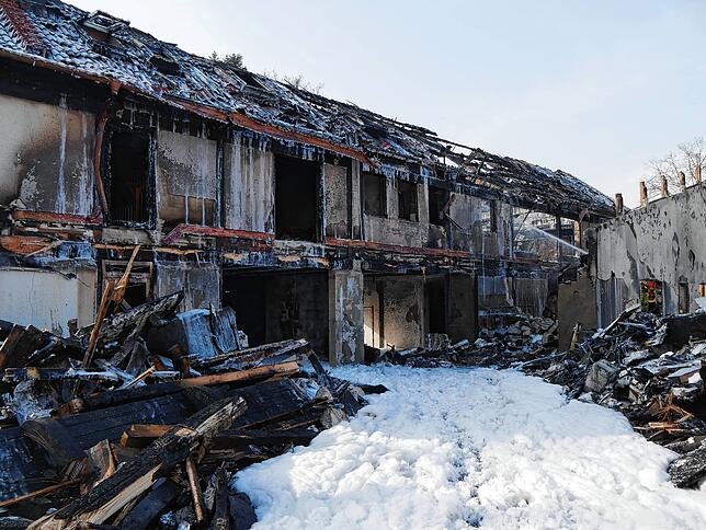 Bild 4: Die Ruine der Friedenskirche in Singen raucht noch