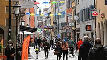 Zwar sind wieder mehr Menschen in der Konstanzer Innenstadt, aber eine gewisse Zurückhaltung ist spürbar. Handel und Gastronomie hoffen ...