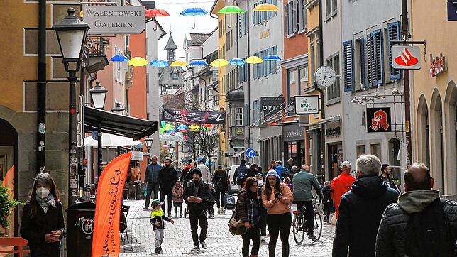 Zwar sind wieder mehr Menschen in der Konstanzer Innenstadt, aber eine gewisse Zurückhaltung ist spürbar. Handel und Gastronomie hoffen ...