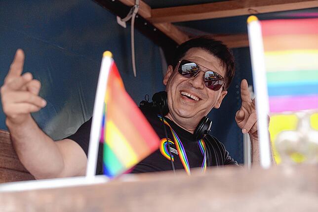 Cevdet Beser alias DJ Jeff sorgte auf dem Demo-Zug beim Christopher-Street-Day in Überlingen sowie bei der Afterparty in der ...