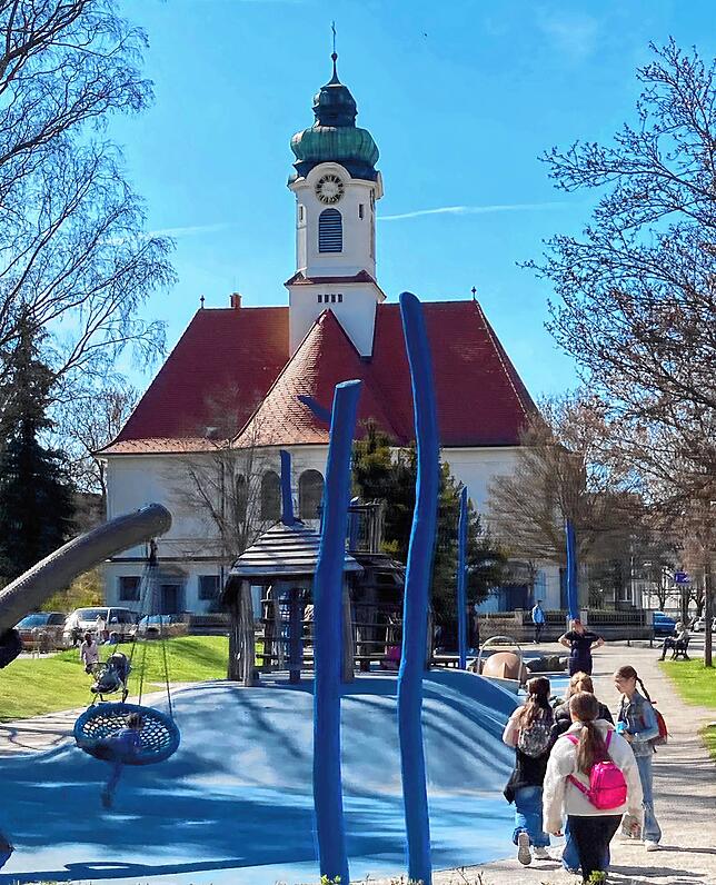 Im Vordergrund der schöne Spielplatz vor der ebenso schönen Christuskirche in Donaueschingen.