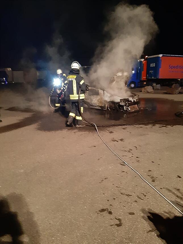 Nachts löscht die Feuerwehr Bräunlingen im Gewerbegebiet ein Auto, das in Brand geraten ist.