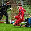 Schlusspunkt: Mit beherztem Einsatz gegen Marco Weimann (Mitte) überwindet Julian Bächle (rechts) den Wallbacher Schlussmann Ramon ...