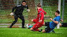 Schlusspunkt: Mit beherztem Einsatz gegen Marco Weimann (Mitte) überwindet Julian Bächle (rechts) den Wallbacher Schlussmann Ramon ...