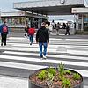 Der Fußgängerüberweg vor dem Bahnhof ist neu gemacht worden, der Bahnhof selbst muss noch warten. Hier will die Bahn erst ein paar Jahre ...