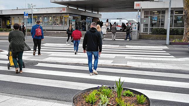 Der Fußgängerüberweg vor dem Bahnhof ist neu gemacht worden, der Bahnhof selbst muss noch warten. Hier will die Bahn erst ein paar Jahre ...