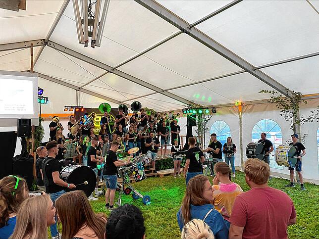 Die Musikkapelle Dauchingen spielt beim Dorffest in Lienheim zum kurzweiligen Nachmittagskonzert auf.
