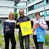 Bürgermeisterin Susen Katter, Lisa Biehler und Rainer Vollmer von der Heimat-Werbeagentur präsentieren die ersten Entwürfe und Farben ...