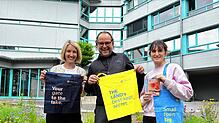 Bürgermeisterin Susen Katter, Lisa Biehler und Rainer Vollmer von der Heimat-Werbeagentur präsentieren die ersten Entwürfe und Farben ...
