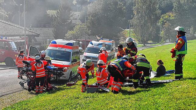 Das DRK Rickenbach kümmerte sich um den Verunfallten, der durch einen Dummy dargestellt wurde.