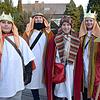Jack, Verena, Johannes und Franziska ziehen als Weise aus dem Morgenland verkleidet durch die Stadt.