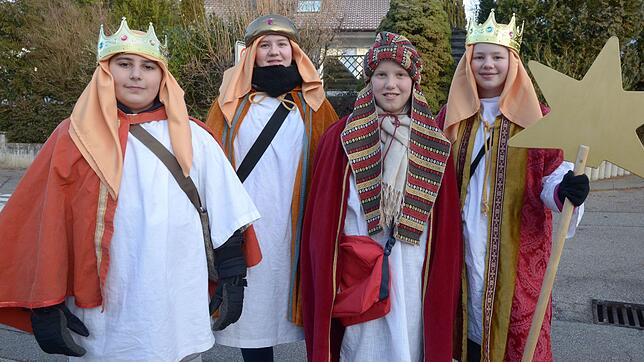Jack, Verena, Johannes und Franziska ziehen als Weise aus dem Morgenland verkleidet durch die Stadt.