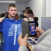 Technik zum Anfassen: Niko Mikic hält ein T-Shirt vor den Körper, auf dem per Handy-Klick die Organe des Menschen sichtbar werden. ...
