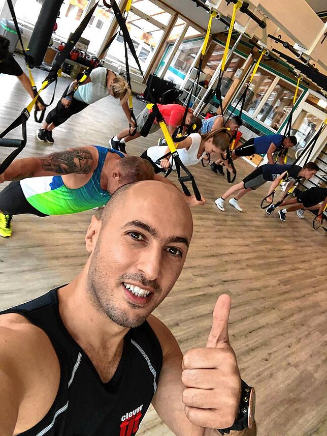 Studioleiter Ahmad Alsaghrji zeigt die Richtung an: Auch bei Clever Fit soll es nach Wiedereröffnung wieder aufwärts gehen.