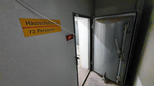 Massive Eingangstür zum größeren der beiden Luftschutzbunker.