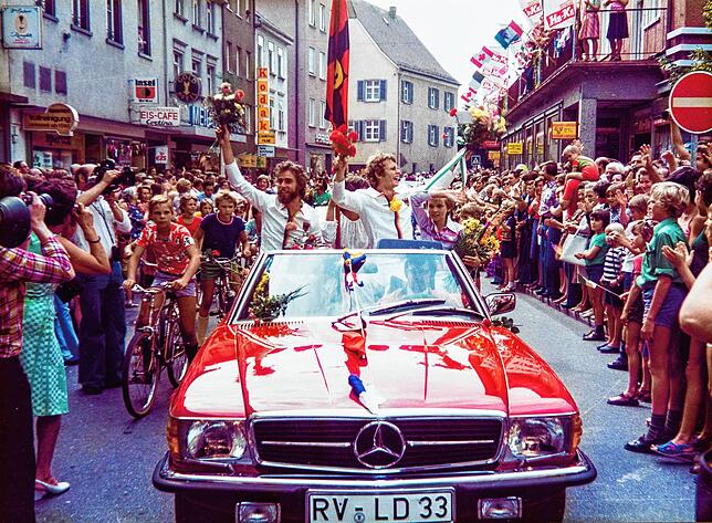 1976: Friedrichshafen bereitet den Olympiasiegern Jörg und Eckart Diesch einen rauschenden Empfang. Am Flughafen wurden sie mit Fahnen ...