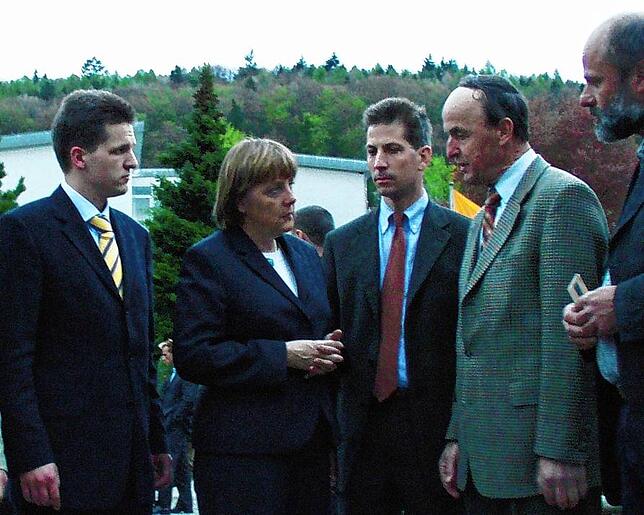 2004: Ein Jahr vor ihrer Wahl zur Bundeskanzlerin war Angela Merkel erneut in Waldshut. Auf dem Archivfoto ist sie vor der Stadthalle ...