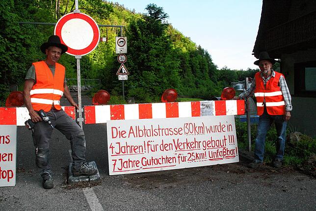 Bald gehört eine 8 auf das Schild: Stephan Marder, links, und Herbert Nägele drücken im Mai 2022 ihren Unmut gegen die anhaltende ...