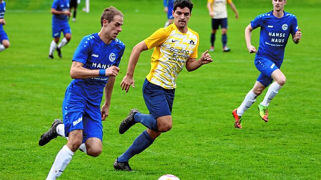 Der FC Radolfzell (Robin Niedhardt, links) hat sich knapp mit 3:2 beider SG Dettingen-Dingelsdorf (Daniel Berg) durchgesetzt.