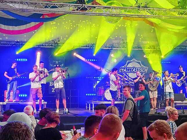 Bild 1: Chilbi 2024: Gute Laune beim Brassabend mit Brasstastisch und Brasslufthamma