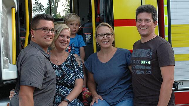Hinter Feuerwehrmänner und -frauen stehen Partner, Kinder, Eltern, Freunde, und sie alle tragen mit, was Feuerwehrleute leisten. Von ...