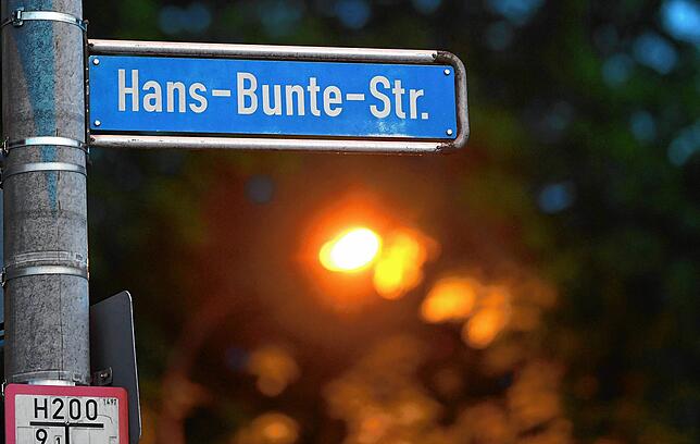Das Straßenschild „Hans-Bunte-Strasse“ hängt an einen Laternenmasten. Mitte Oktober 2018 war dort eine 18-Jährige nachts in ...