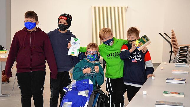 Silas Kehl (Zweiter von rechts) wurde Sieger des Vorlesewettbewerbs der Jahrgangsstufe 6 der Realschule. Mit im Bild Noel Hajzeri, ...