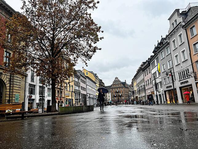 Die Stieleiche an der Marktstätte ist 33 Jahre alt. 1993 wurde sie gepflanzt. 2024 sollen weitere Eichen dazukommen.