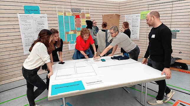 Sie denken über die Kita der Zukunft nach: Erzieherinnen und Erzieher, Tagespflegepersonen, Vertreter von Fachschulen, Träger- und ...