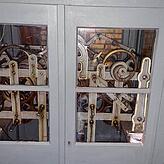 Das alte Uhrwerk beeindruckt durch Präzision und viele Zahnräder.