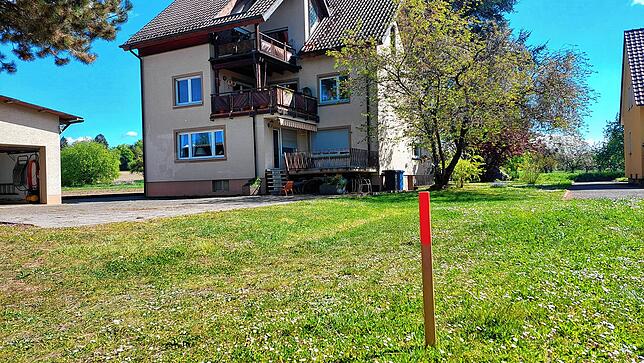 Pflöcke zeigen an, bis wohin die Bebauung des Hafner später reichen soll. Links im Bild ist das Wohnhaus von Michael Schäffner und ...